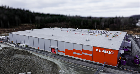 Bevego monterar solceller med infästning från Weland Stål 