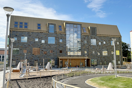 Aluminiumplåt och lådränna i guld pryder förskolan